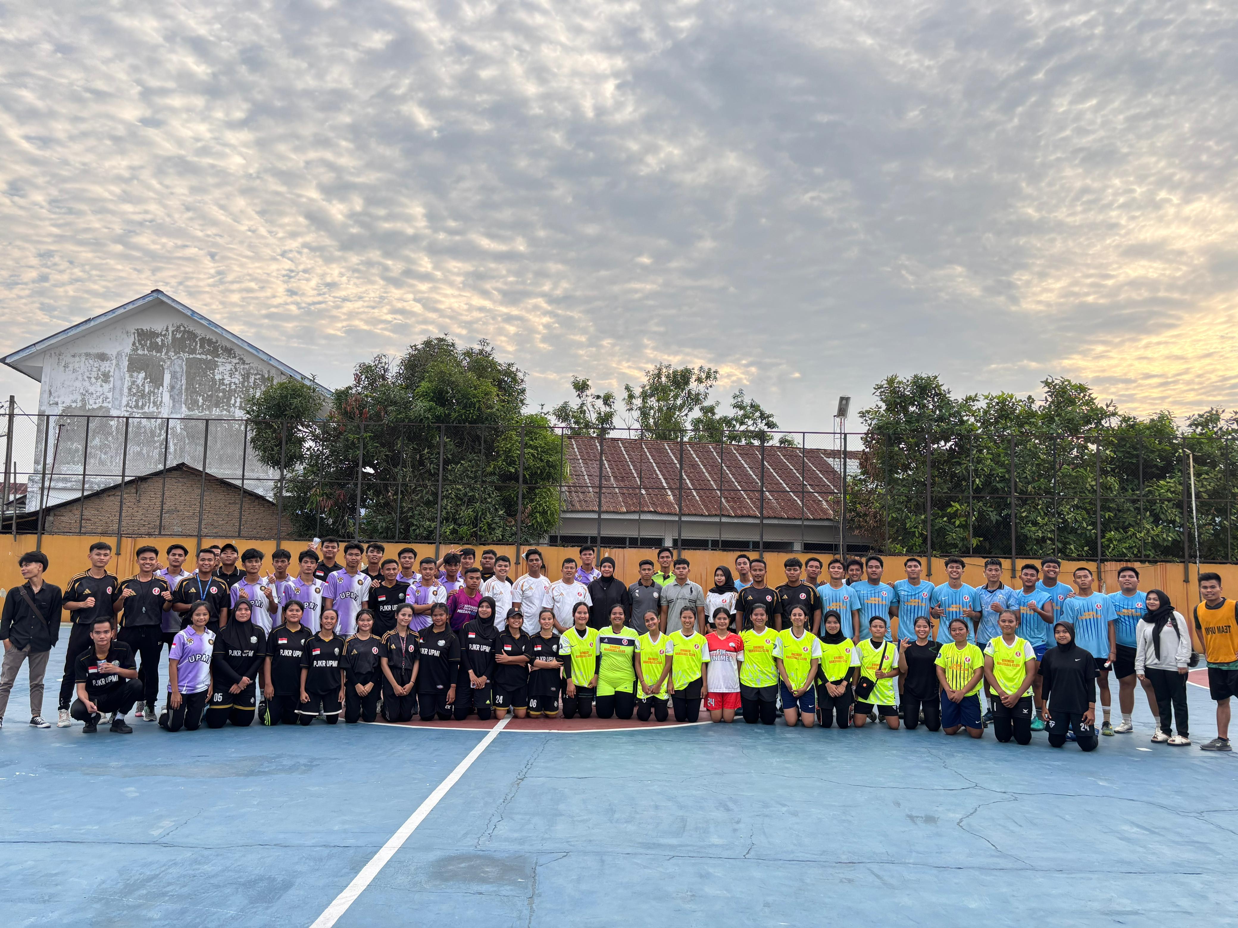 Aksi seru pertandingan bola tangan antara UPMI dan UNIMED