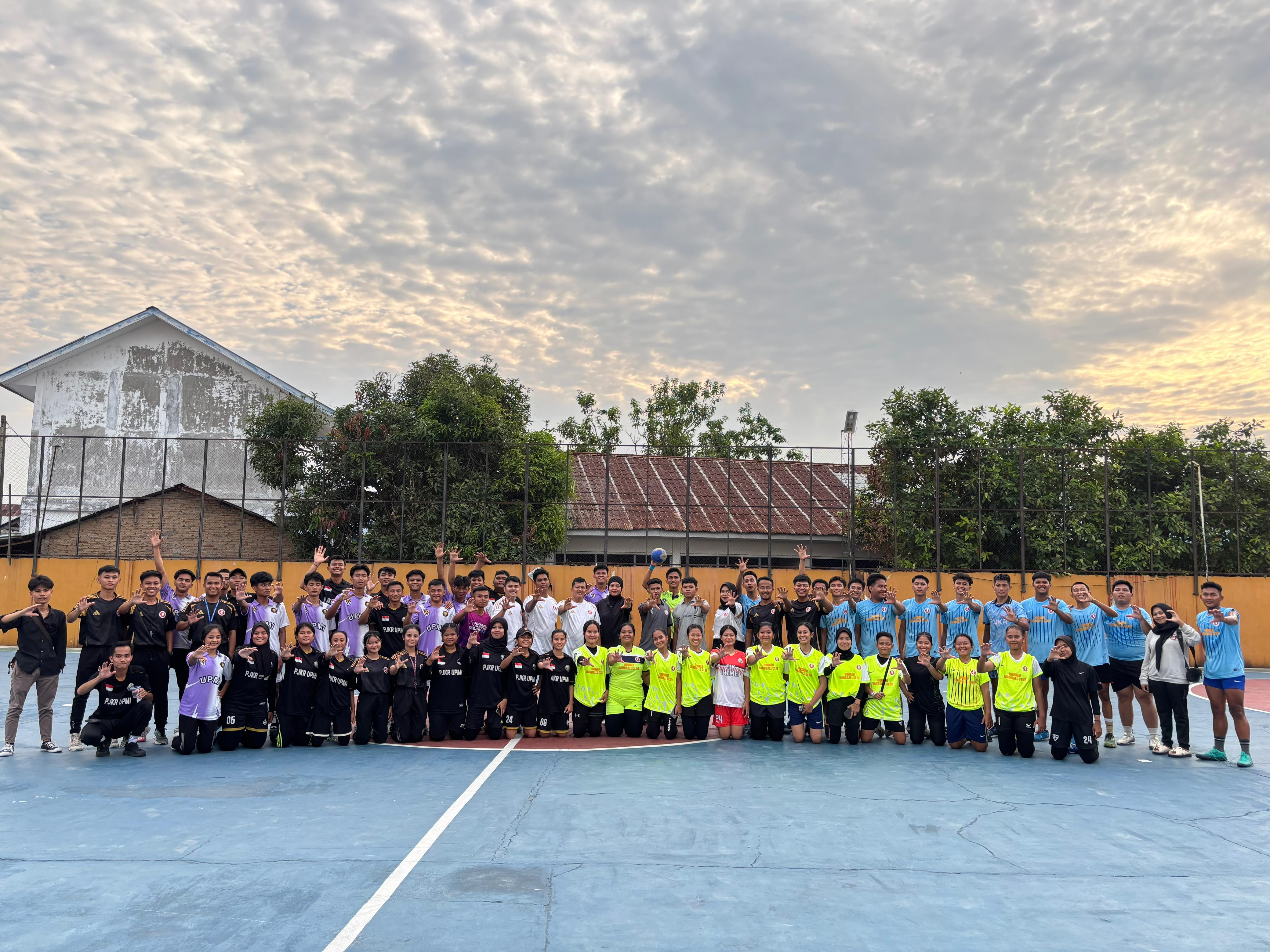 Para pemain dari kedua tim menunjukkan semangat persahabatan